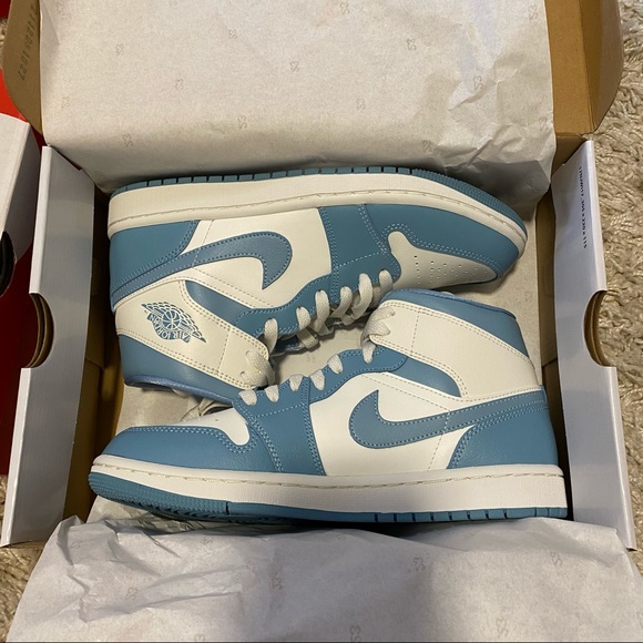 SOLD-Jordan 1 Mid UNC - Picture 2 of 2